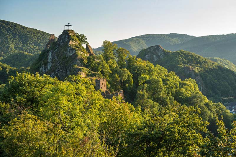 De prachtige burchtruïne van Burg Are. Midden in de mooie natuur.