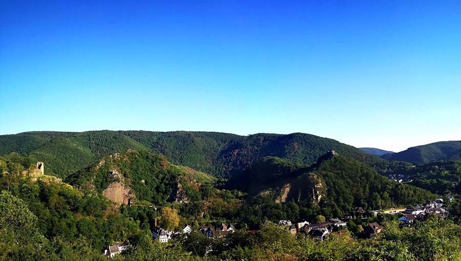 altenahr vergezicht met bergen
