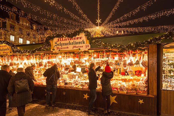 Gezellige kerstkraam op de kerstmarkt in de Eifel in Duitsland. 