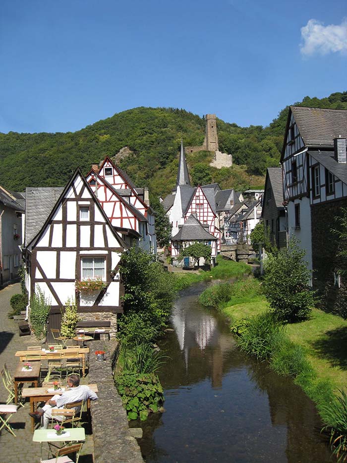 Monreal het schilderachtige stadje in de Eifel. Plaatsje met vakwerkhuizen, terrasjes en een mooie burcht.