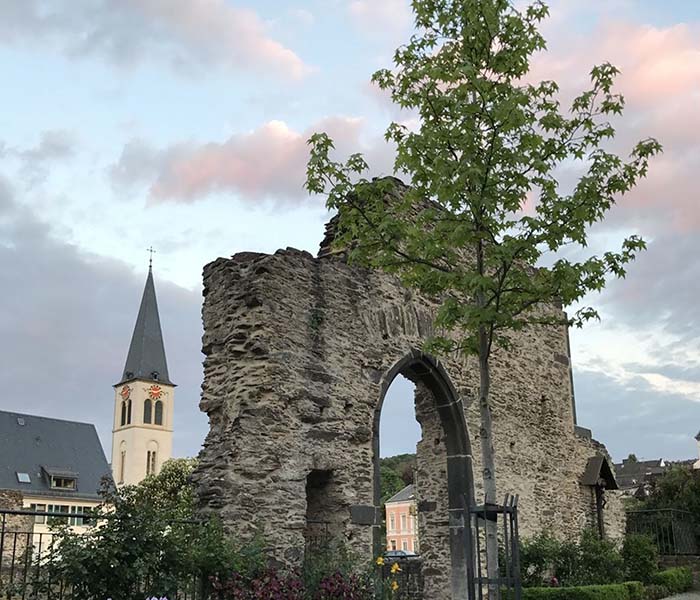 Overblijfselen uit de Romeinse tijd in Boppard. Een gedeelte van het badhuis met op de achtergrond de Christuskirche.