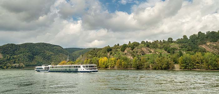 Rondvaart over de Rijn. Op de Rijnkade bij Boppard kun je ook op de boot stappen voor een boottocht over de Rijn.