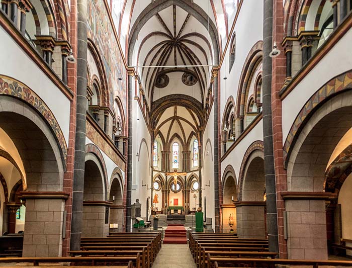 Binnen in de Sint Severus kerk zijn prachtige muur- en plafondschilderingen te zien.