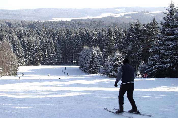 Mooie skigebieden en wintersportgebieden in de Eifel in Duitsland. Skipiste van de Schwarzer Mann.