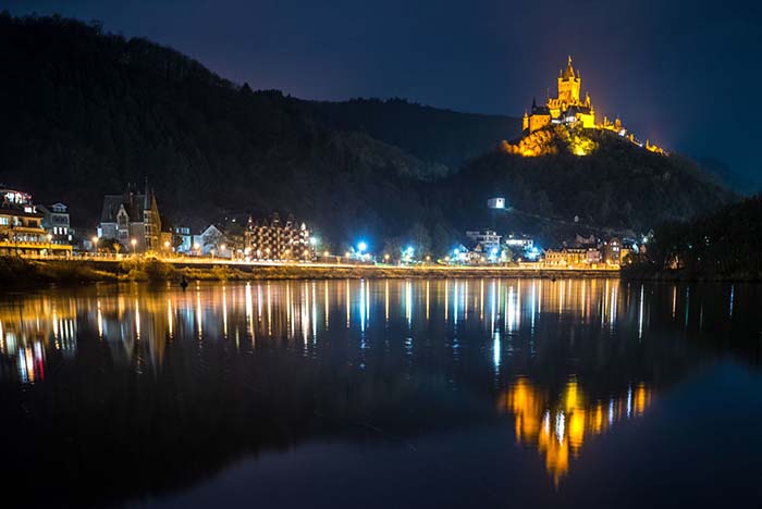 Cochem bij nacht. Sfeervol verlichte burcht en boulevard aan de Moezel.