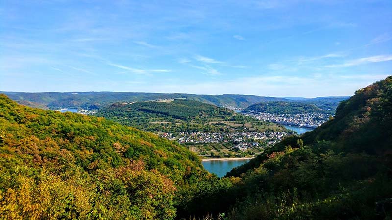 Het uitzichtpunt Vierseenblick bij Boppard ligt op een hoogte van 273 meter boven de Rijn.