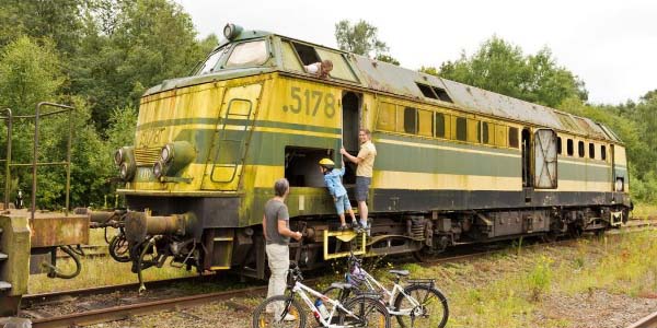 Onderweg op de fietsroute zie je nog enkele oude treinen en wagons op de Vennbahn.