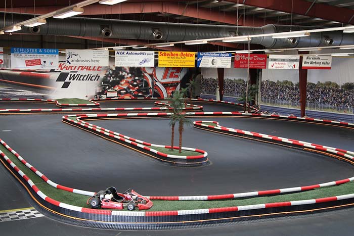 Het indoor circuit van de kartbaan in Wittlich in de Eifel.