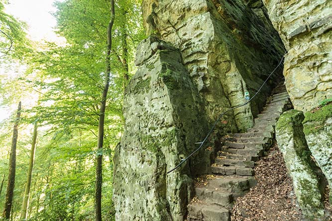 Trappen lopen tussen de rotsen in de Teufelsschlucht in de Eifel in Duitsland.