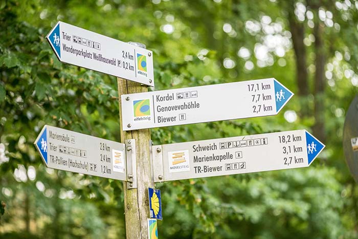 Wegwijzers Eifelsteig. De wandelroute staat goed aangegeven.