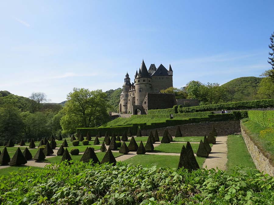 Schloss Bürresheim. Een prachtig kasteel op de wandelroute van het droompad de Förstersteig.