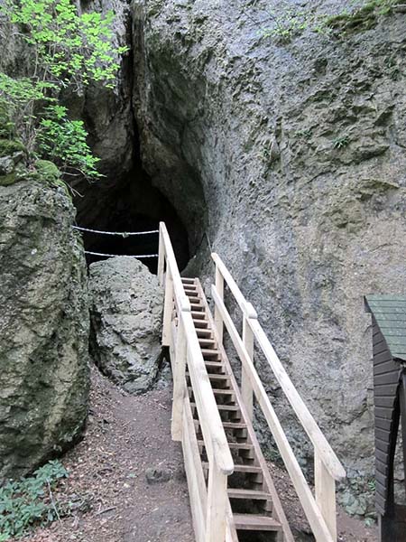 Buchenloch Höhle. Deze grot moet je zeker gaan bekijken onderweg op het Felsenpfad.