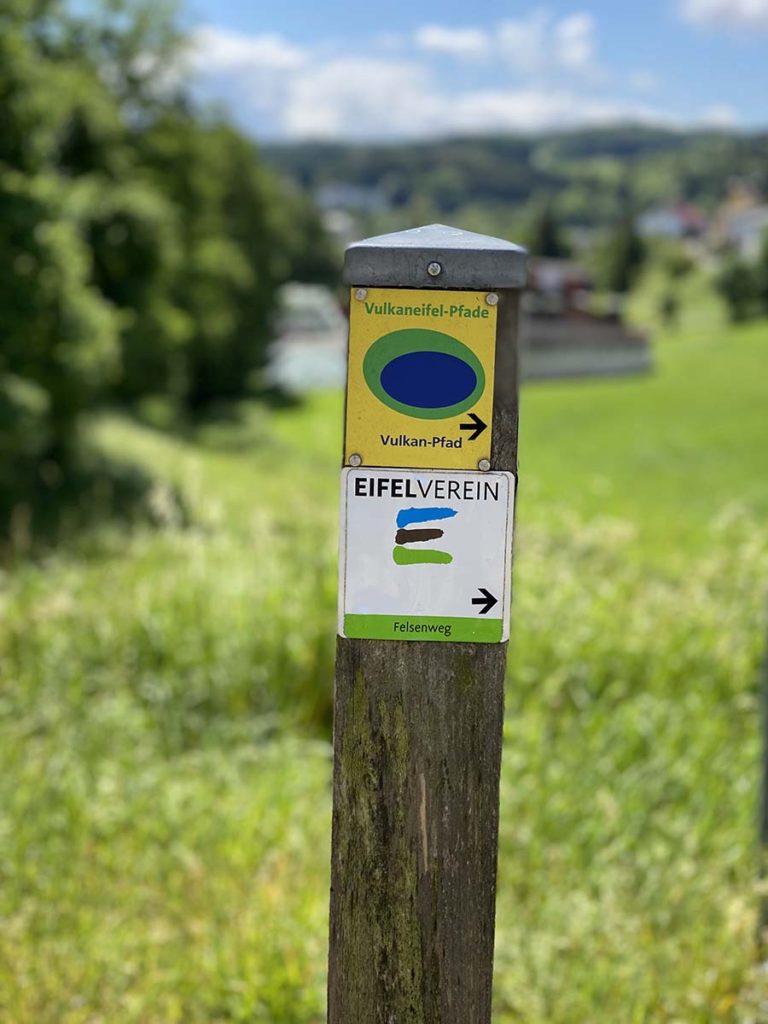 Wegwijzers van de wandelroute het Vulkan-Pfad.