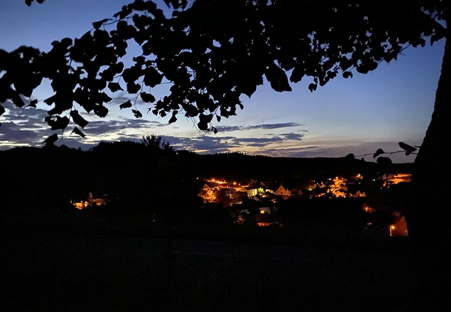 Uitzicht in de avond over Deudesfeld.