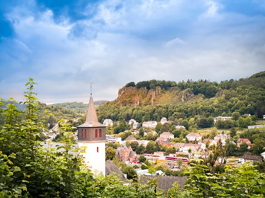 In Gerolstein heb je altijd een prachtig uitzicht op de Gerolsteiner Dolomieten. het stadje met op de voorgrond de kerktoren, het stadje en de Dolomieten op de achtergrond
