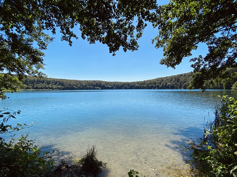 Het Pulvermaar in de Vulkaaneifel. Heerlijk om te zwemmen, wandelen of genieten van de uitzichten.