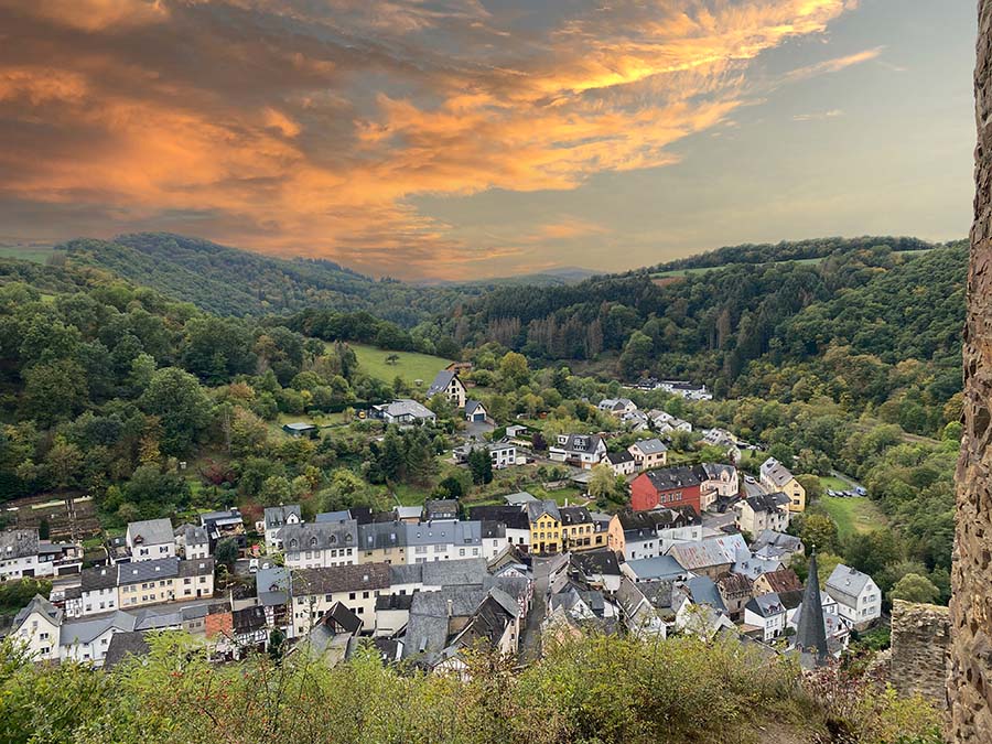 Uitzicht over Monreal, het schilderachtige plaatsje in de Eifel, vanaf de burcht.
