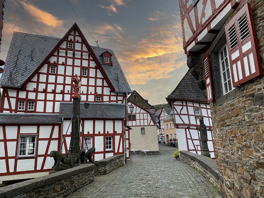 Viergebelhuis in Monreal het oude stadhuis. Vakwerkhuis.