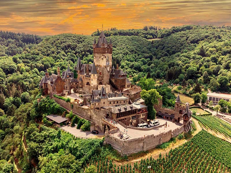 Het kasteel in Cochem. Reichsburg Cochem. Prachtig gelegen burcht in de bergen en heuvels van de Moezel.