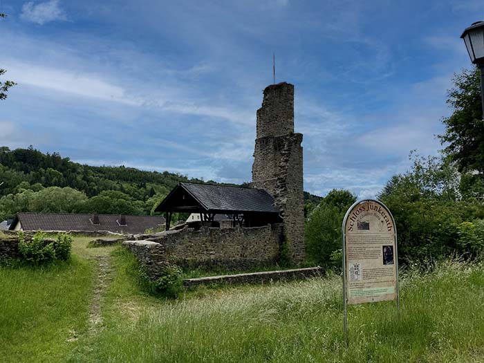 Schloss Jünkerath in de Eifel. De burcht ruïne met informatie bord