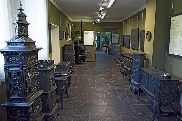 voorwerpen van ijzer zoals kachels zijn tentoongesteld in het Eisenmuseum in Jünkerath.