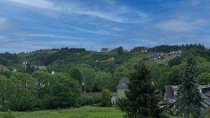 Uitzicht Jünkerath. De groene heuvels en bergen