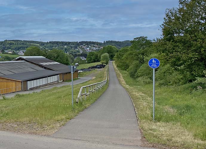 Fietspad op de Kyll Radweg. Prachtige fietsroute met uitzicht op bergen.