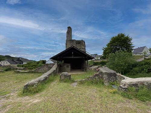 Burcht Jünkerath. De toren van de burcht en de restanten van de muur.