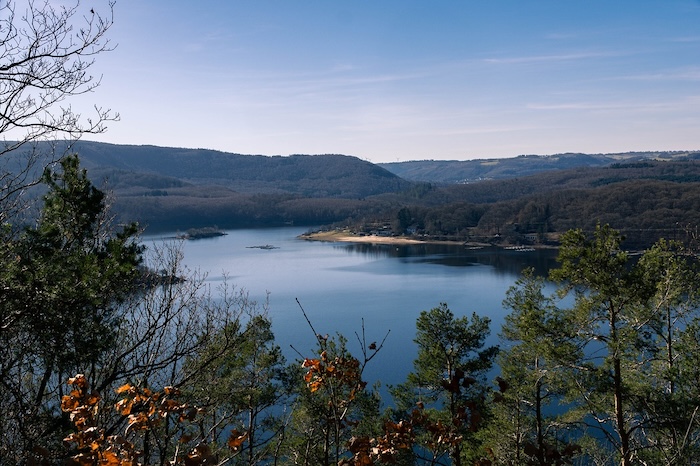 De Rursee, stuwmeer, in het Nationaal Park Eifel