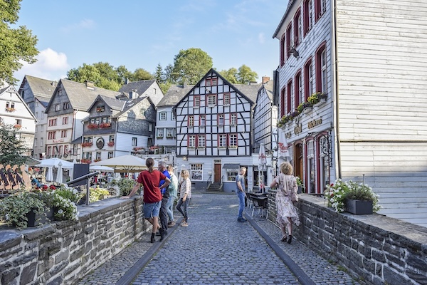 winkelstraat in monschau in de eifel
