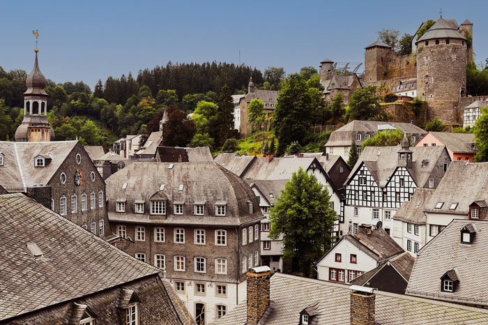 burg monschau vanuit de stad gezien