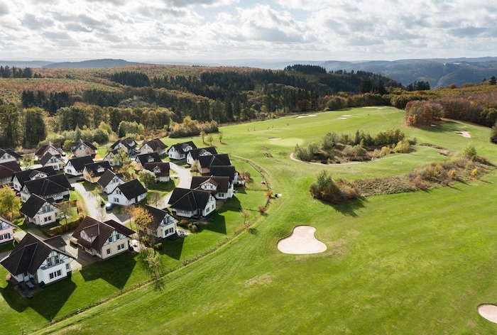 ferries resort Cochem. vakantiepark bij Cochem aan de moezel. huisjes op een groene heuvel met uitzicht op de vallei