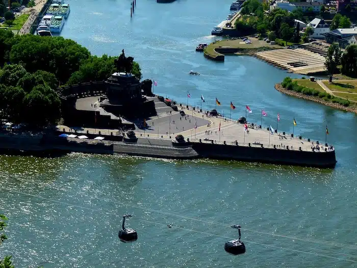 Het Deutsches Eck in Koblenz, waar de Rijn en de Moezel samenkomen, met het ruiterstandbeeld van keizer Wilhelm I.