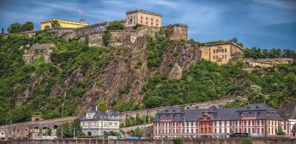 Uitzicht op Fort Ehrenbreitstein in Koblenz vanaf de oever van de Rijn, met de vesting hoog op de heuvel.