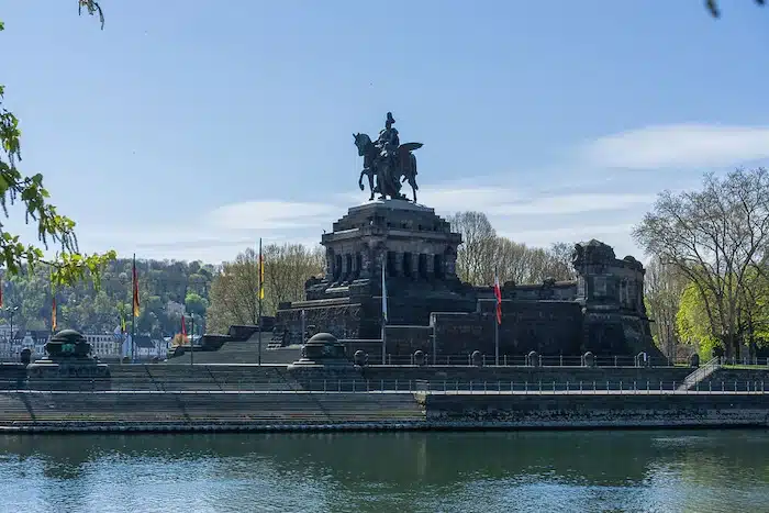 Gigantisch standbeeld Keizer Wilhelm 1. Eén van de bezienswaardigheden waar Koblenz bekend om is.