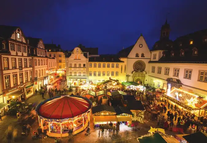 Gezellige kerstmarkt in Koblenz, van bovenaf gezien, met verlichte kraampjes en een winterse sfeer in de oude binnenstad.