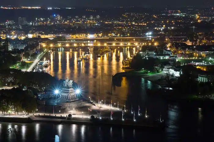Koblenz by night. prachtig uitzicht op de verlichte rijn- en moezel oevers
