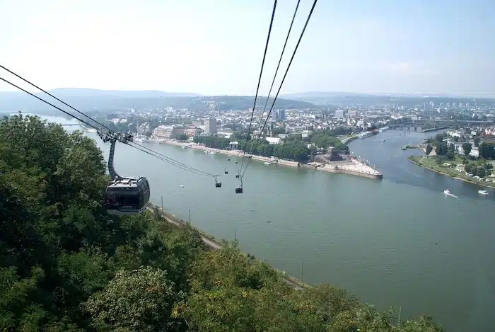 Seilbahn Koblenz hoog boven de Rijn, met panoramisch uitzicht op de stad en het Deutsches Eck.