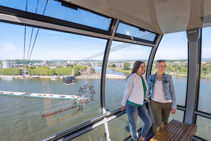 Seilbahn Koblenz. Panoramisch uitzicht vanuit een cabine van de kabelbaan over het Deutsches Eck, de Rijn en de Moezel