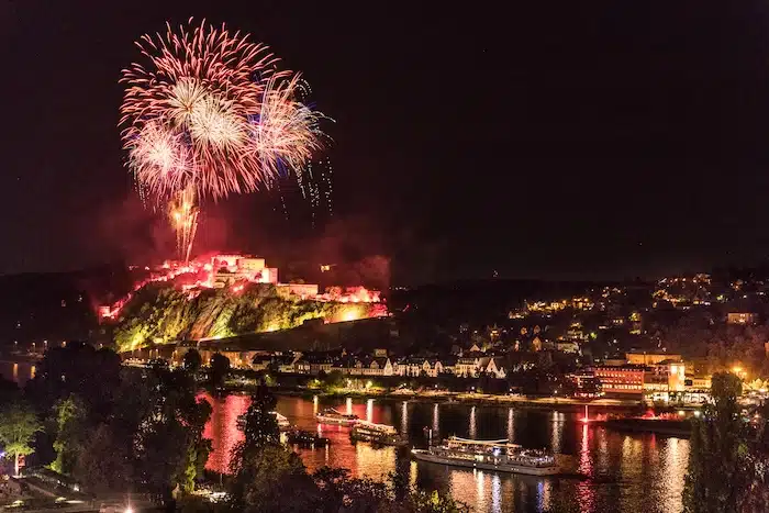 Kleurrijk vuurwerk boven de Rijn en het verlichte Koblenz tijdens het Rhein in Flammen-festival.