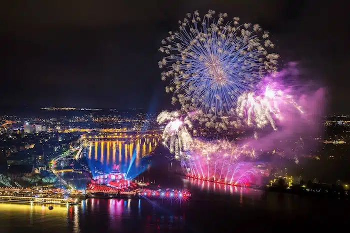Koblenz by night en met evenementen. Vuurwerk gezien vanuit de kabelbaan