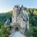 burcht eltz gezien vanaf de ingang steekt hoog en machtig uit tegen de heuvels van het eifel landschap