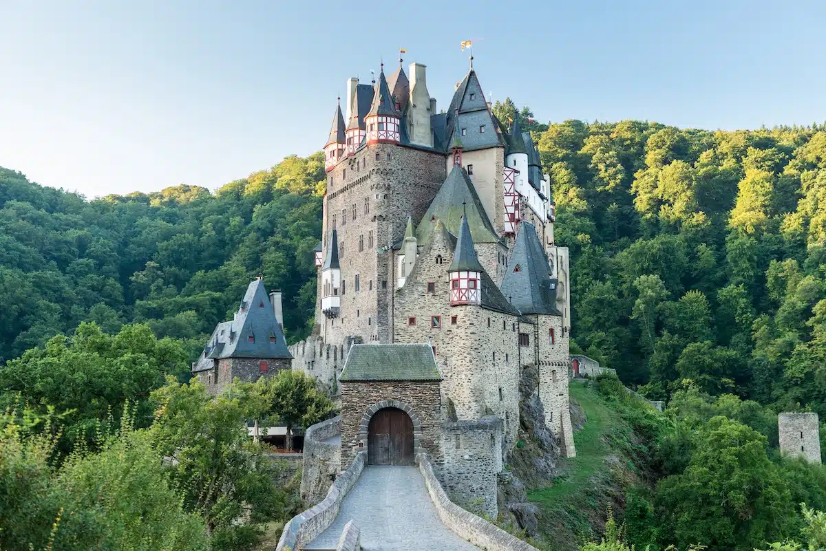 burcht eltz gezien vanaf de ingang steekt hoog en machtig uit tegen de heuvels van het eifel landschap