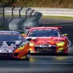 Nürburgring. rijden op de nordschleife twee sportwagens racen over het bochtige circuit in de Eifel.