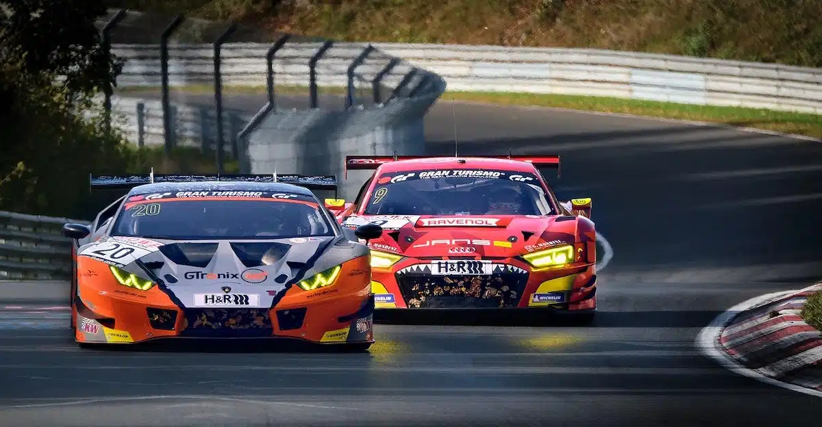 Nürburgring. rijden op de nordschleife twee sportwagens racen over het bochtige circuit in de Eifel.