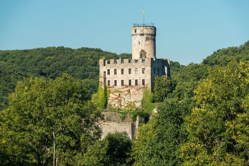 Burg Pyrmont. De hoge toren van de burcht die hoog uitkijkt over het eifel landschap.
