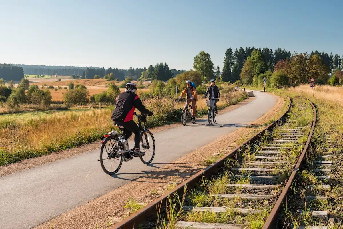 vennbahn fietsroute. fietsen over goede fietspaden naast het oude spoor door prachtig heuvellandschap. Foto ©vennbahn.eu Dominik Ketz