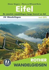 de rother wandelgids voor de Eifel. op de voorzijde een mooi eifellandschap met heuvels, wijnranken, een rivier in het dal met een dorpje op de oever