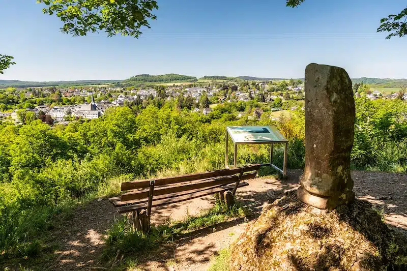 uitzicht over Manderscheid en omgeving met het stadje onder de heuvels met bossen en velden