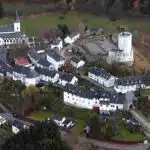 Burg Reifferscheid vanuit de lucht. de burcht en het drop gezien vanaf hoogte.